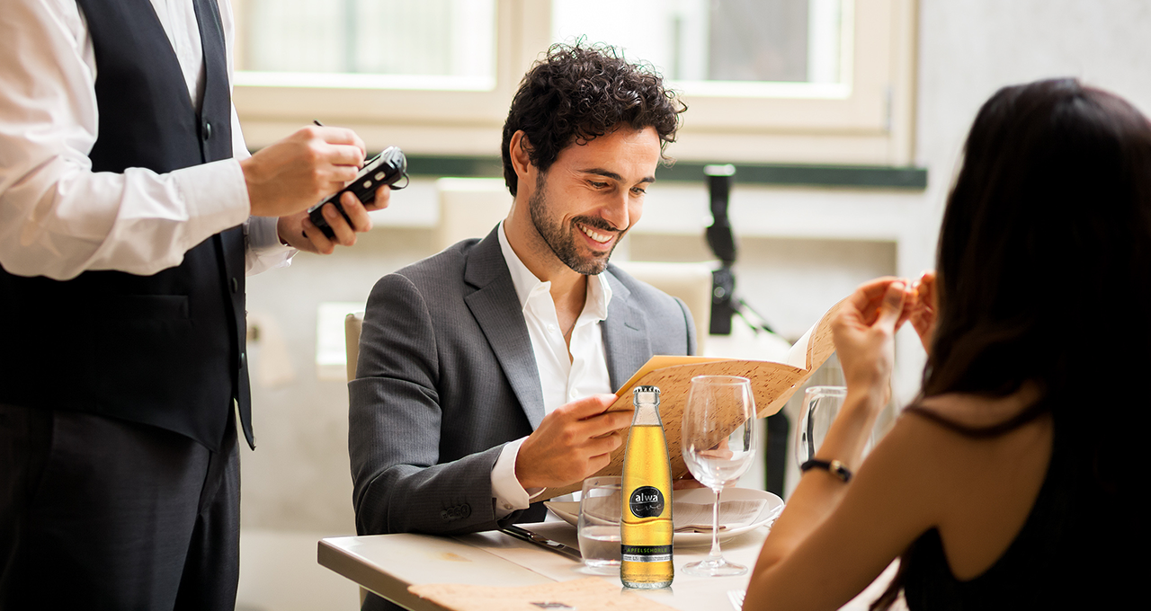 Zwei Menschen im Restaurant mit alwa live Apfelschorle