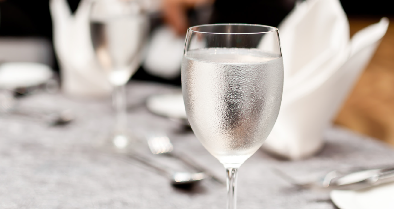 Mineralwasserglas auf dem Tisch