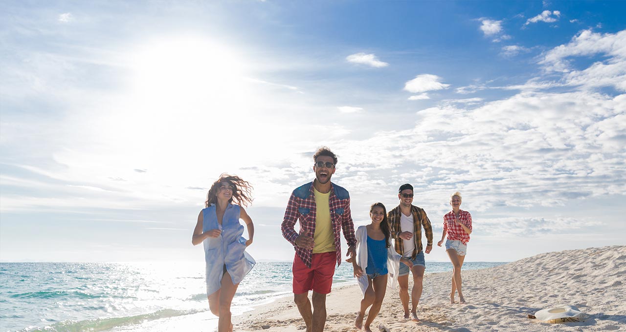 Junge Erwachsene rennen am Strand