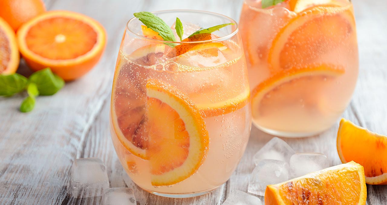 Blutorangenlimonade ohne Zucker im Glas