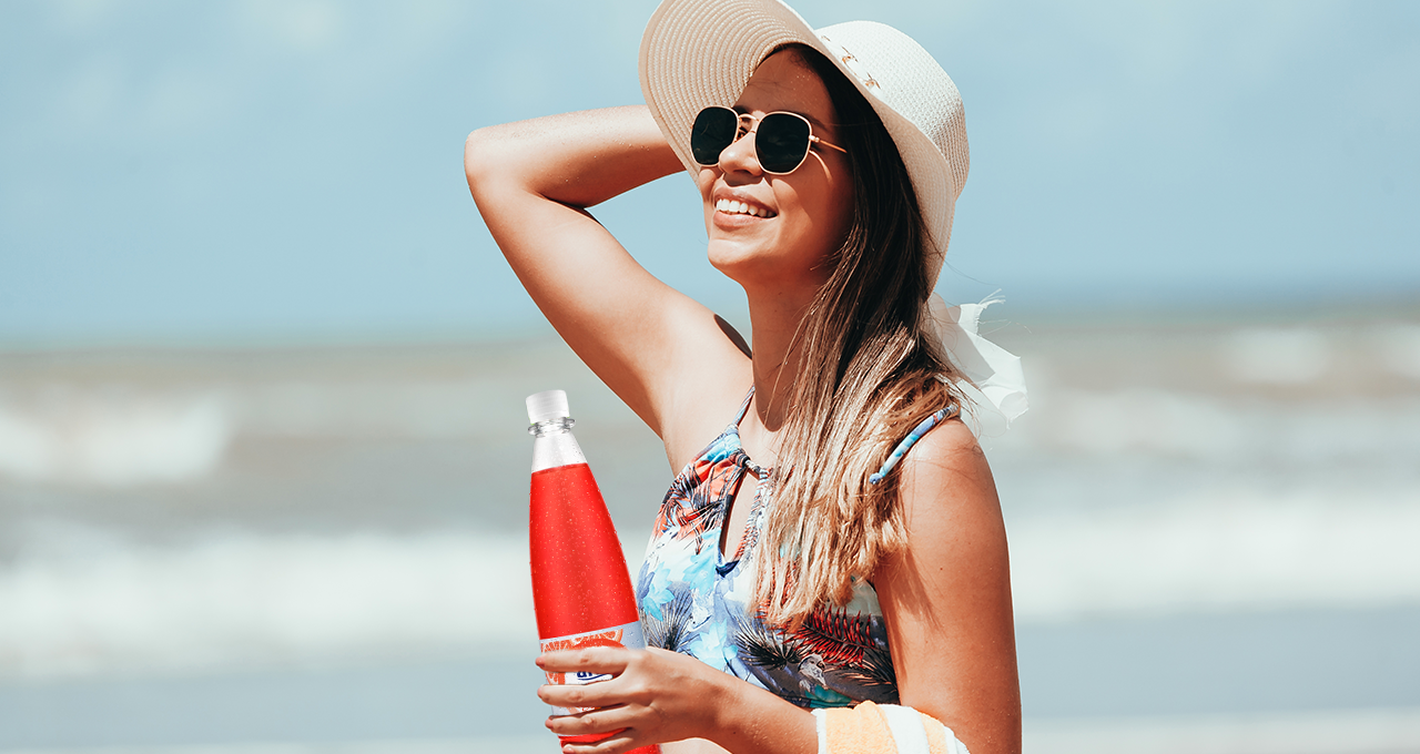 Frau mit Blutorangenlimonade ohne Zucker in der Hand
