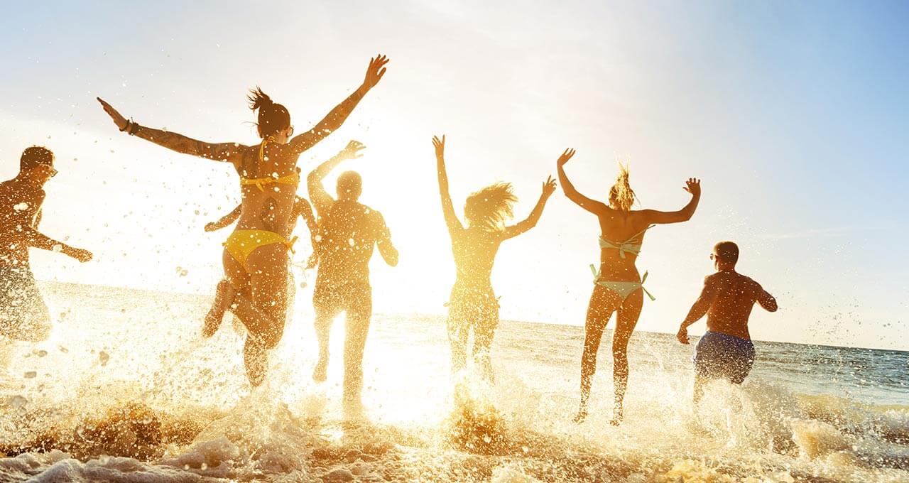 Junge Erwachsene rennen ins Meer