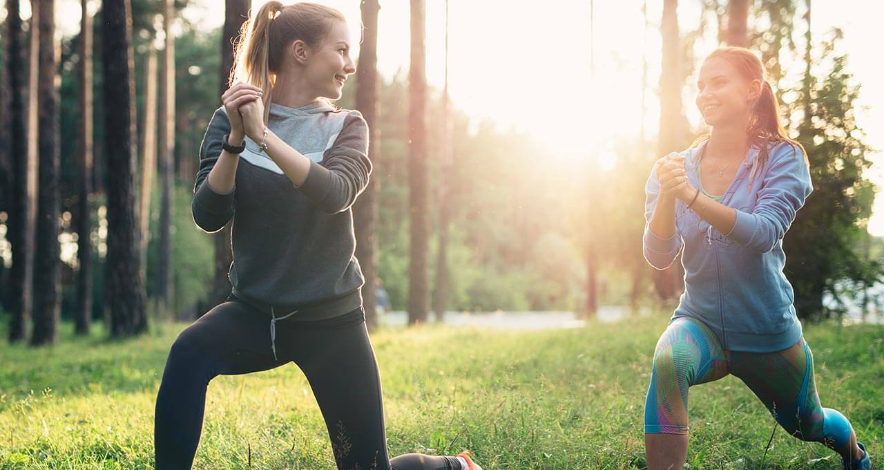 Junge Frauen beim Sport im Wald