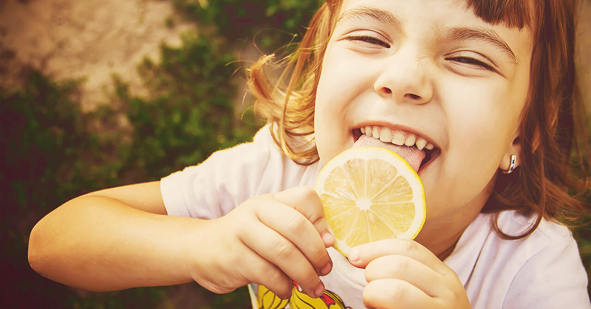 Mädchen mit Zitrone