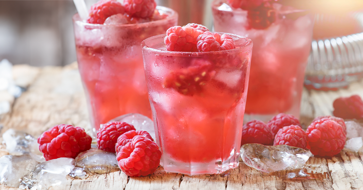 Himbeergetränk in Gläsern