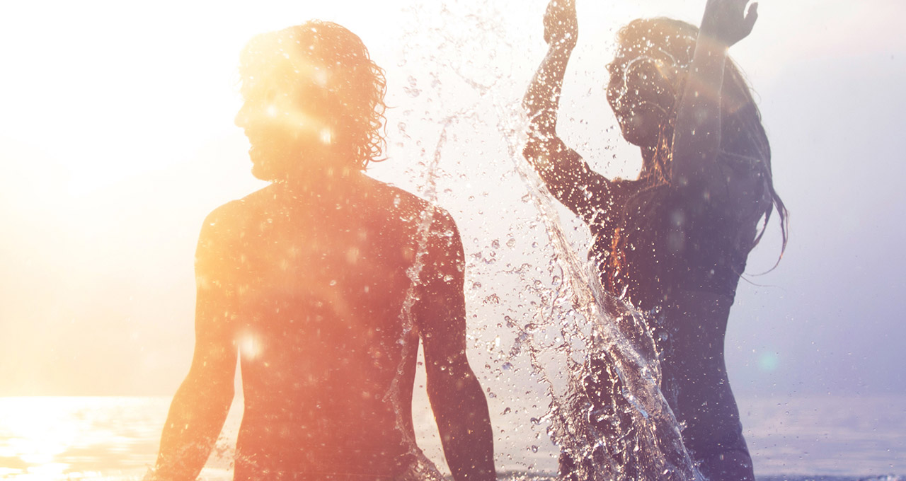 Frau und Mann im Wasser