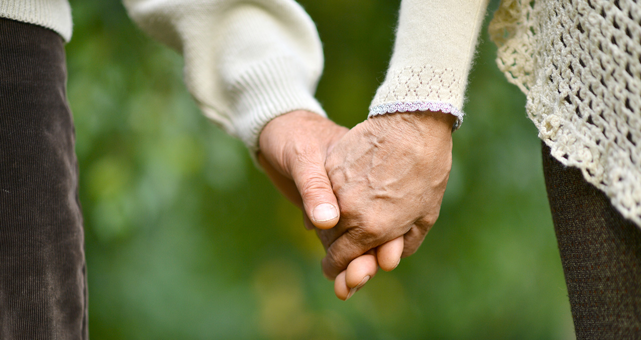 Alte Menschen halten Händchen