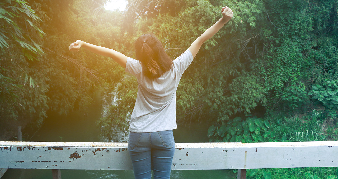 Frau streckt sich auf dem Balkon