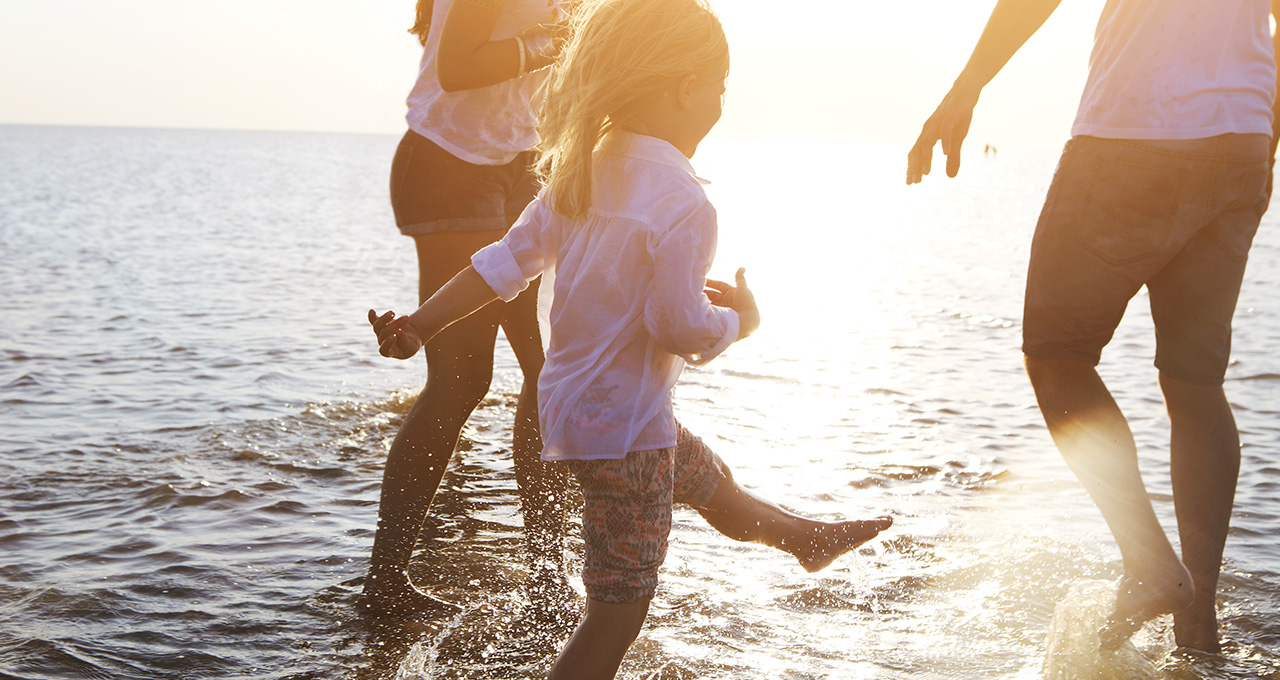 Menschen planschen im Wasser