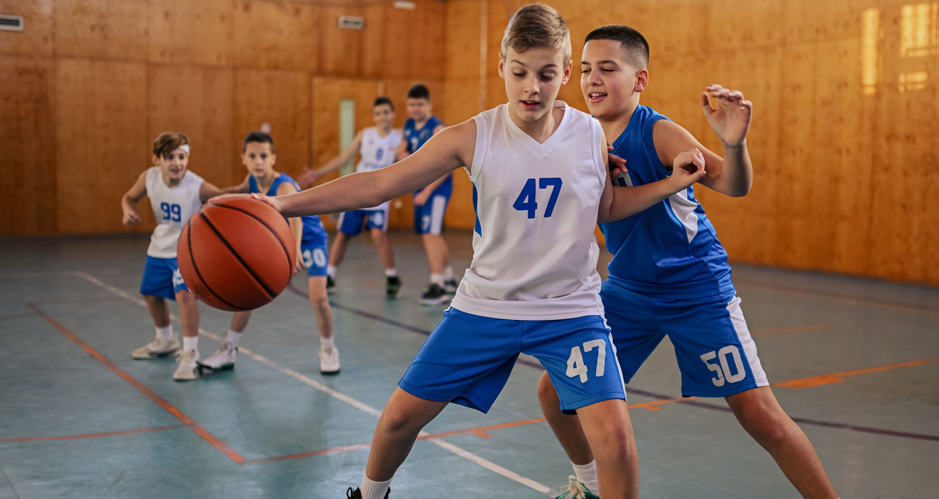 Zwei Jungen die Basketball spielen 