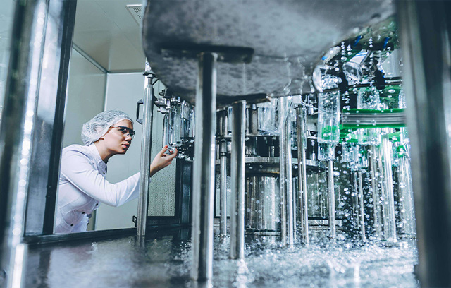 Mitarbeiterin mit alwa Flasche