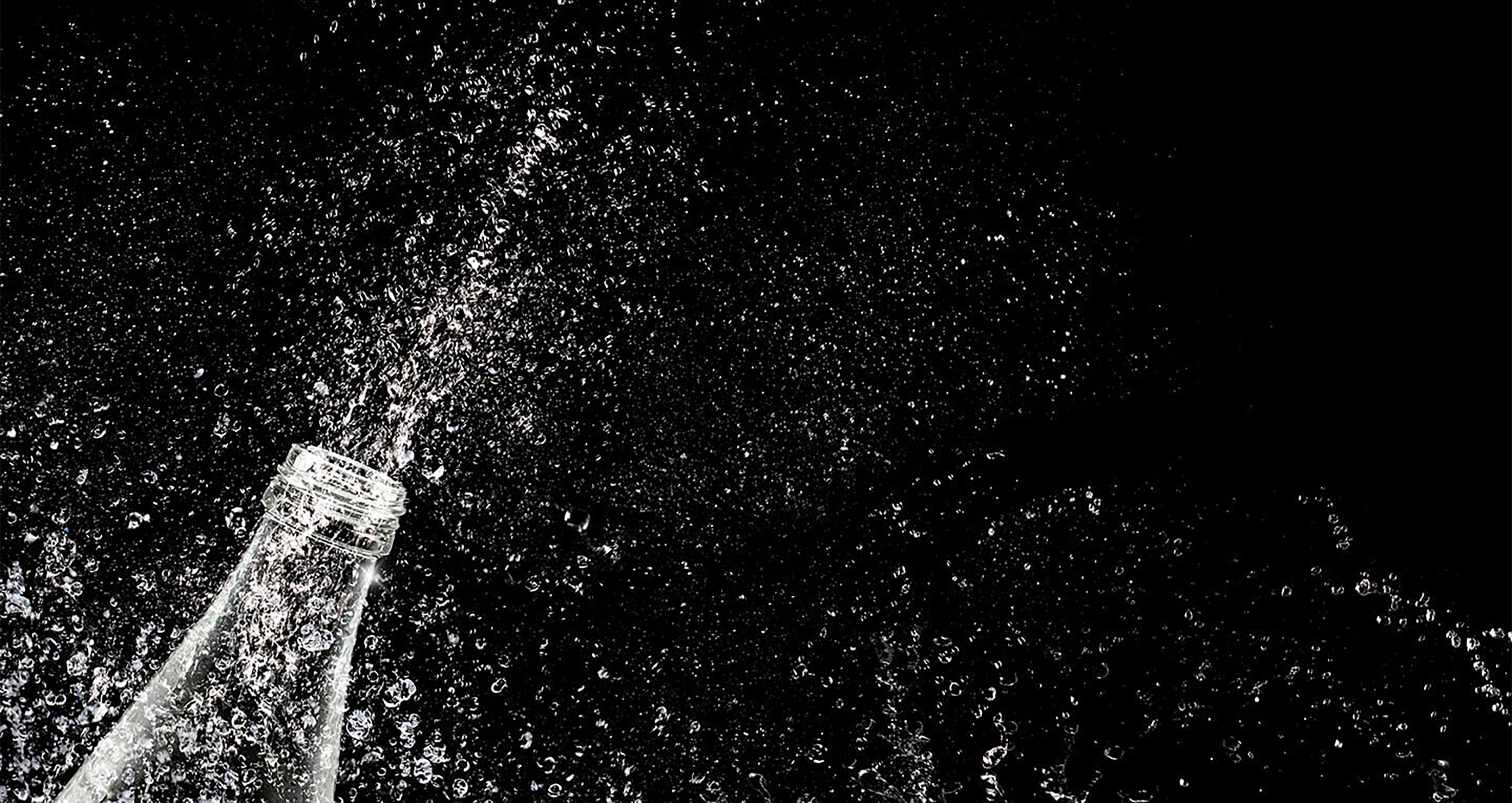 Mineralwasser spritzt aus Flasche