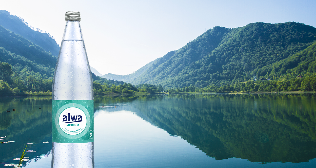 alwa Mineralwasser steht an See