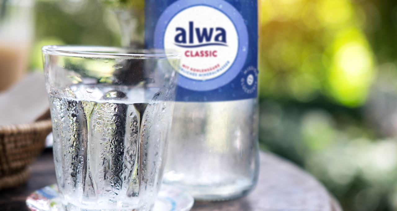 Mineralwasserglas und alwa Mineralwasser classic in der Glasmehrwegflasche