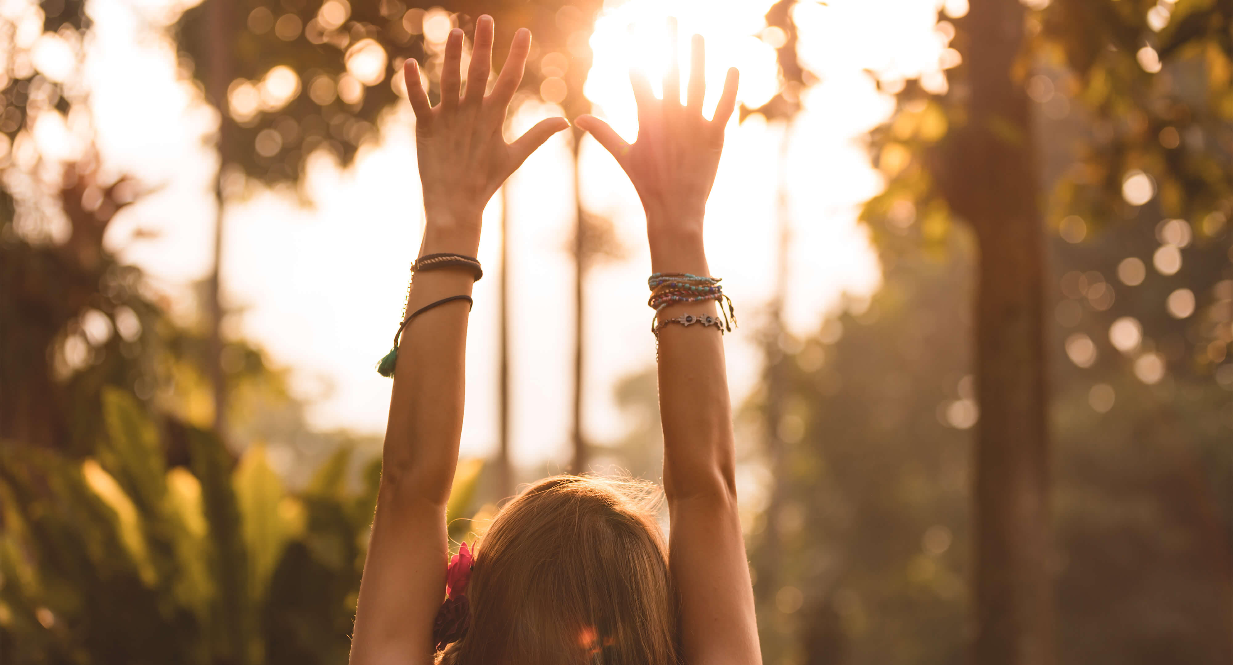Frau streckt Hände in die Luft