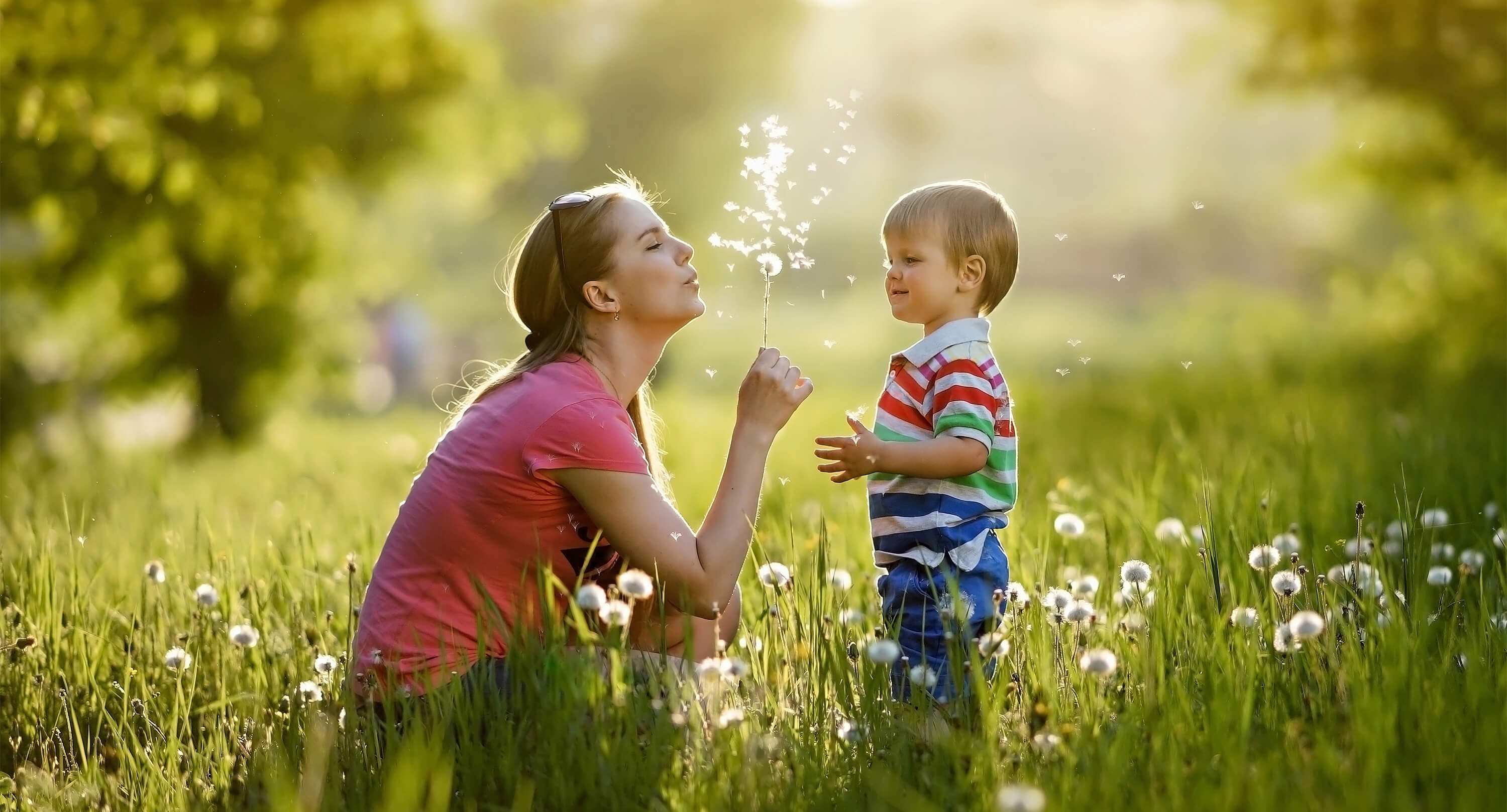 Mutter mit Sohn auf Wiese