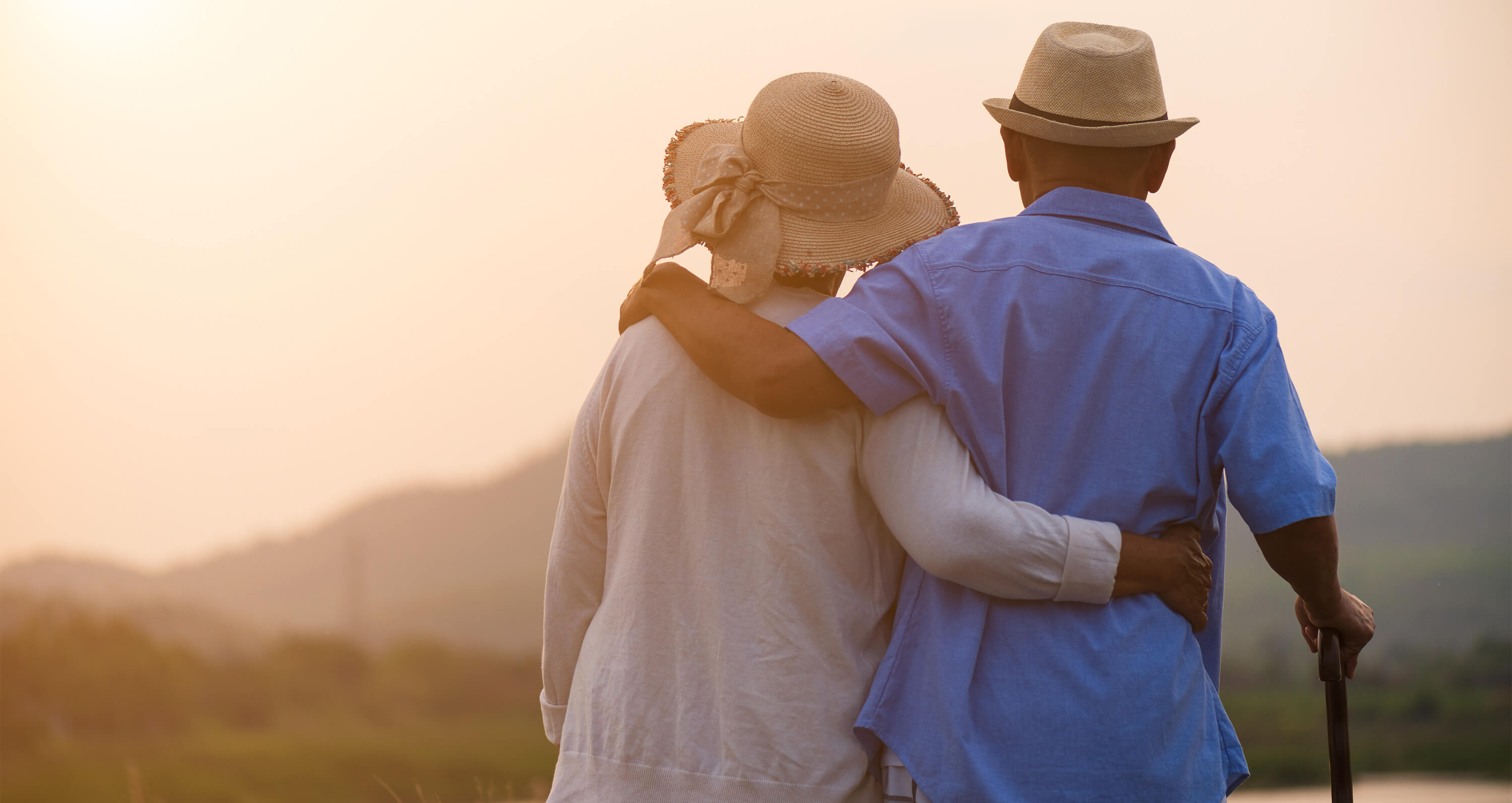 Mann und Frau Arm in Arm