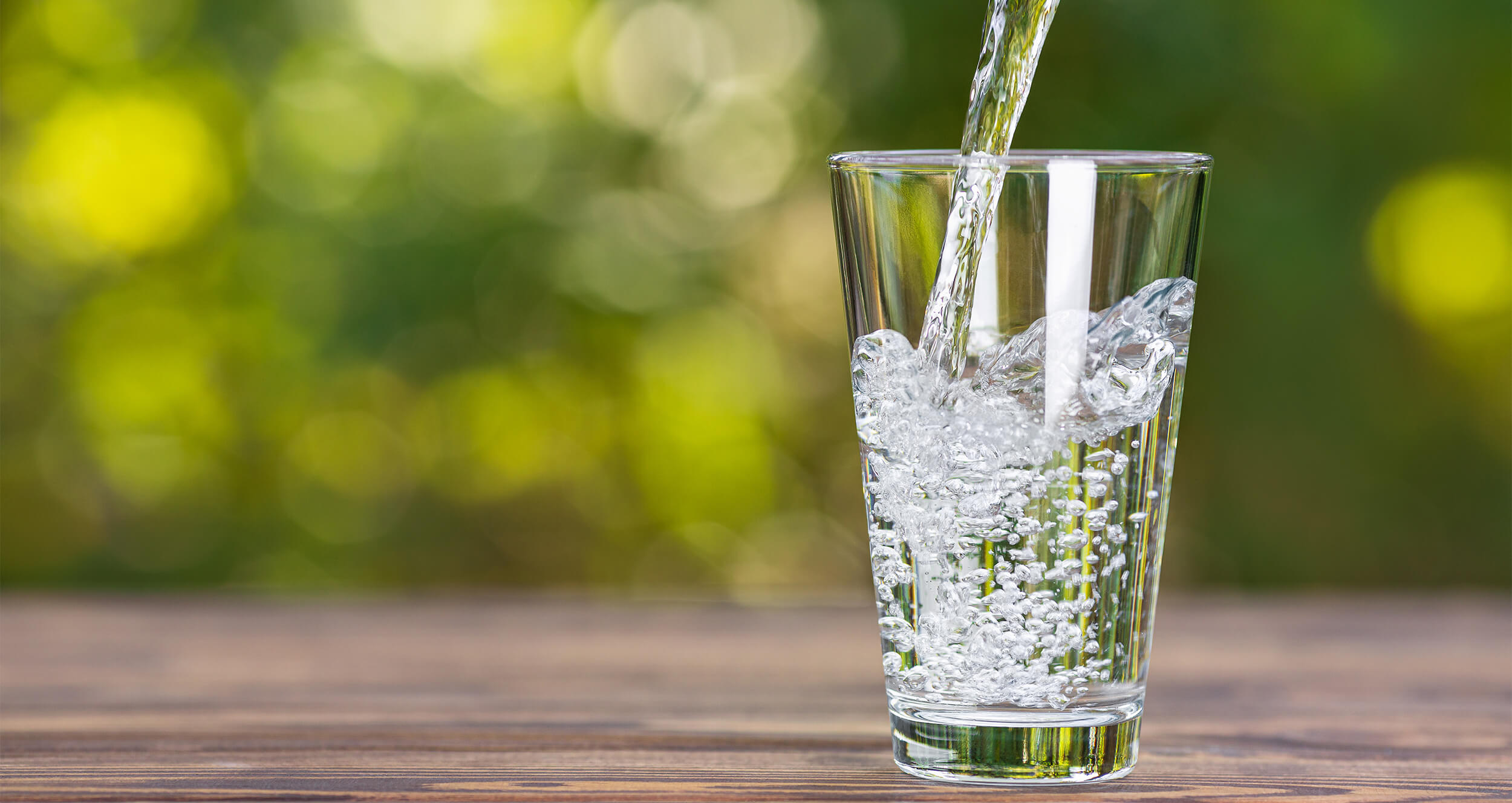 Mineralwasser wird in ein Glas gegossen