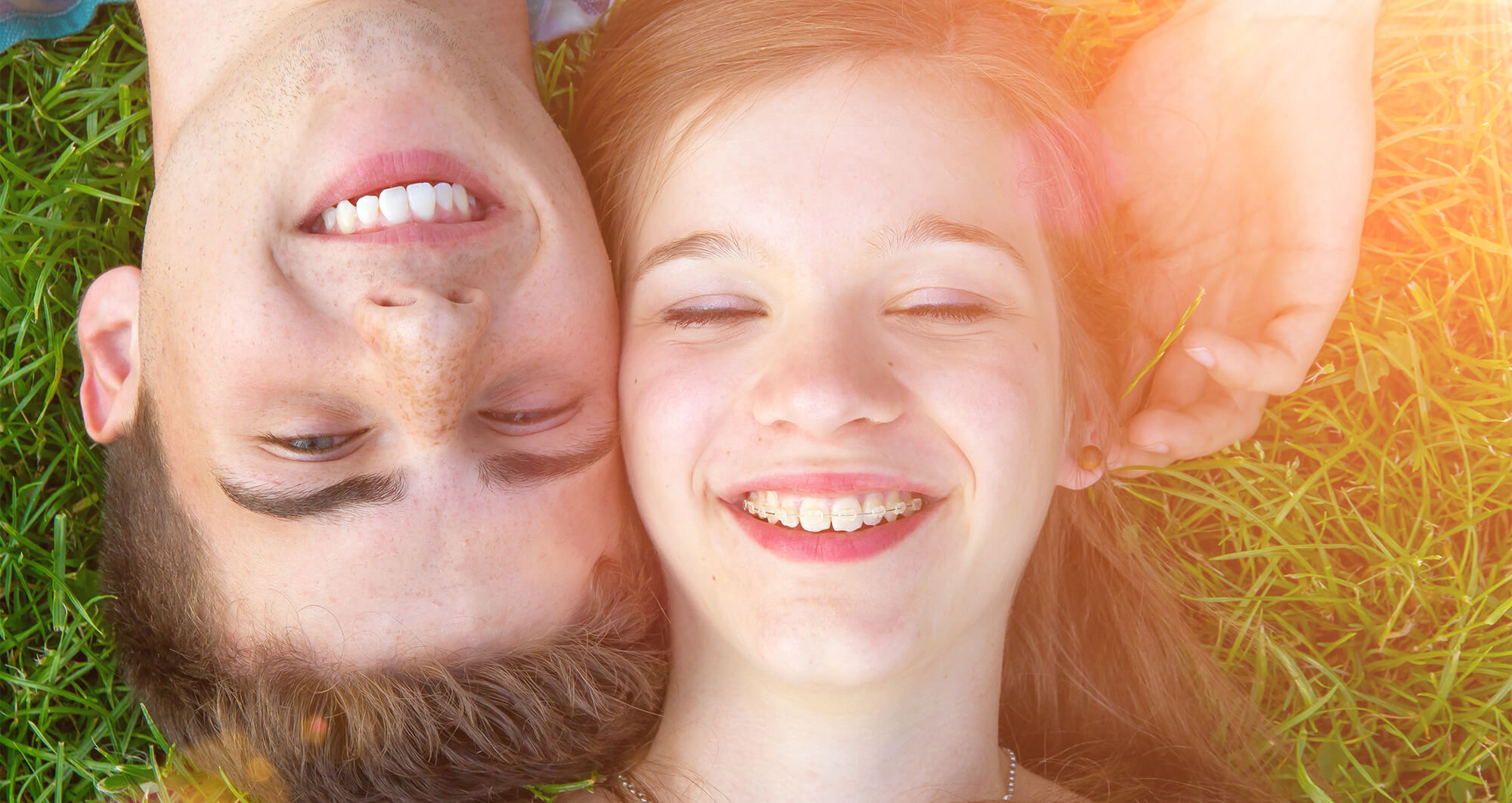 Mädchen und Junge, die auf einer Wiese liegen