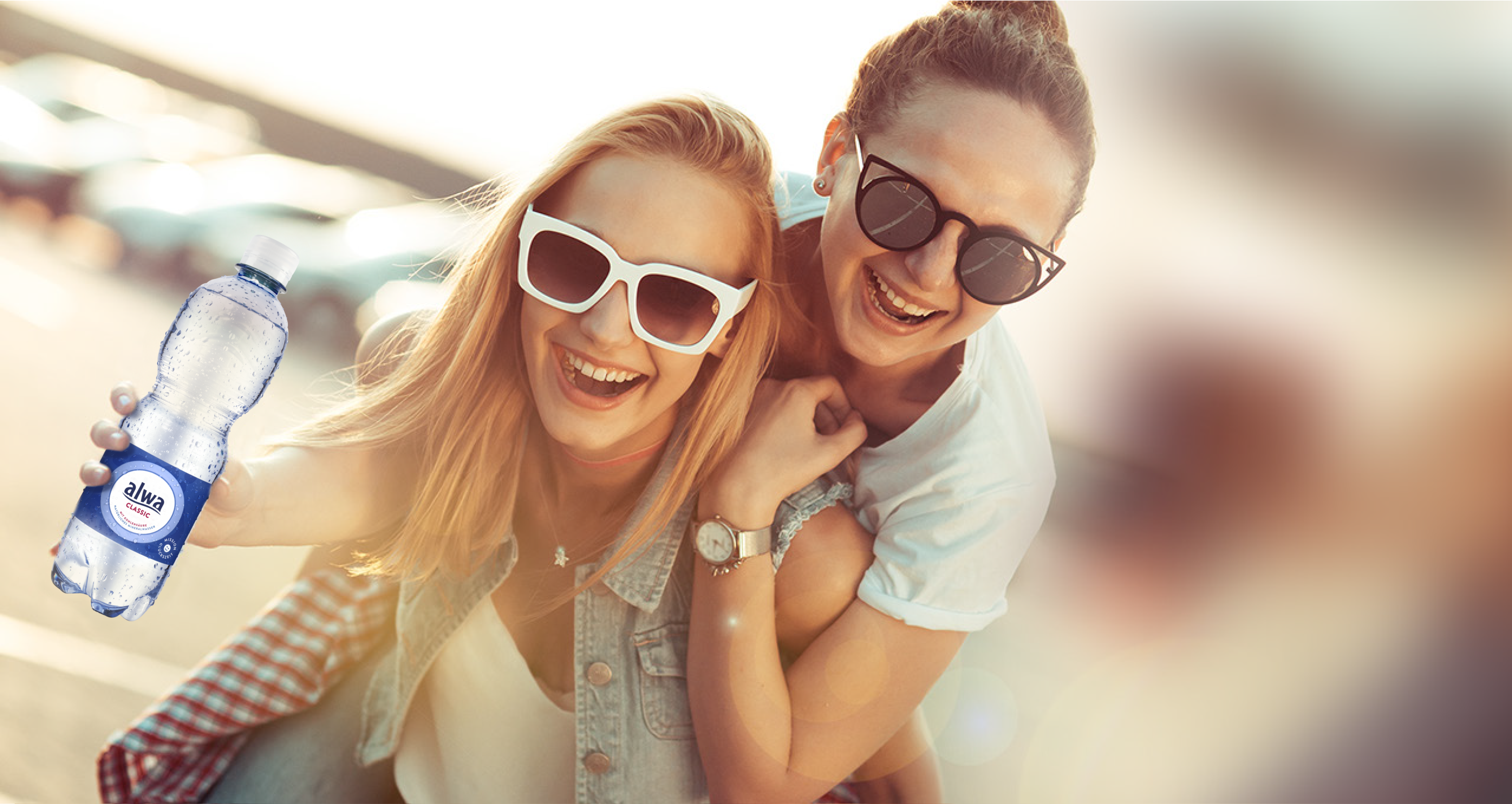 Mädchen am Strand mit PET-Flasche
