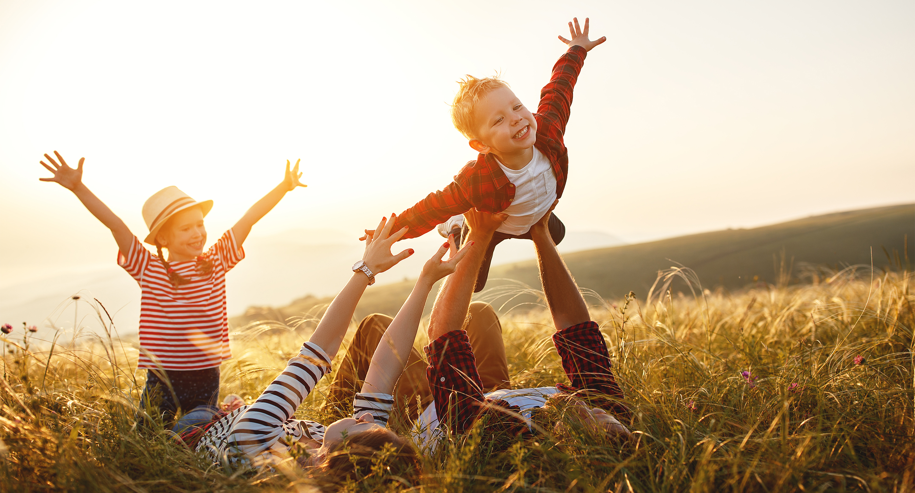Familie spielt auf Wiese