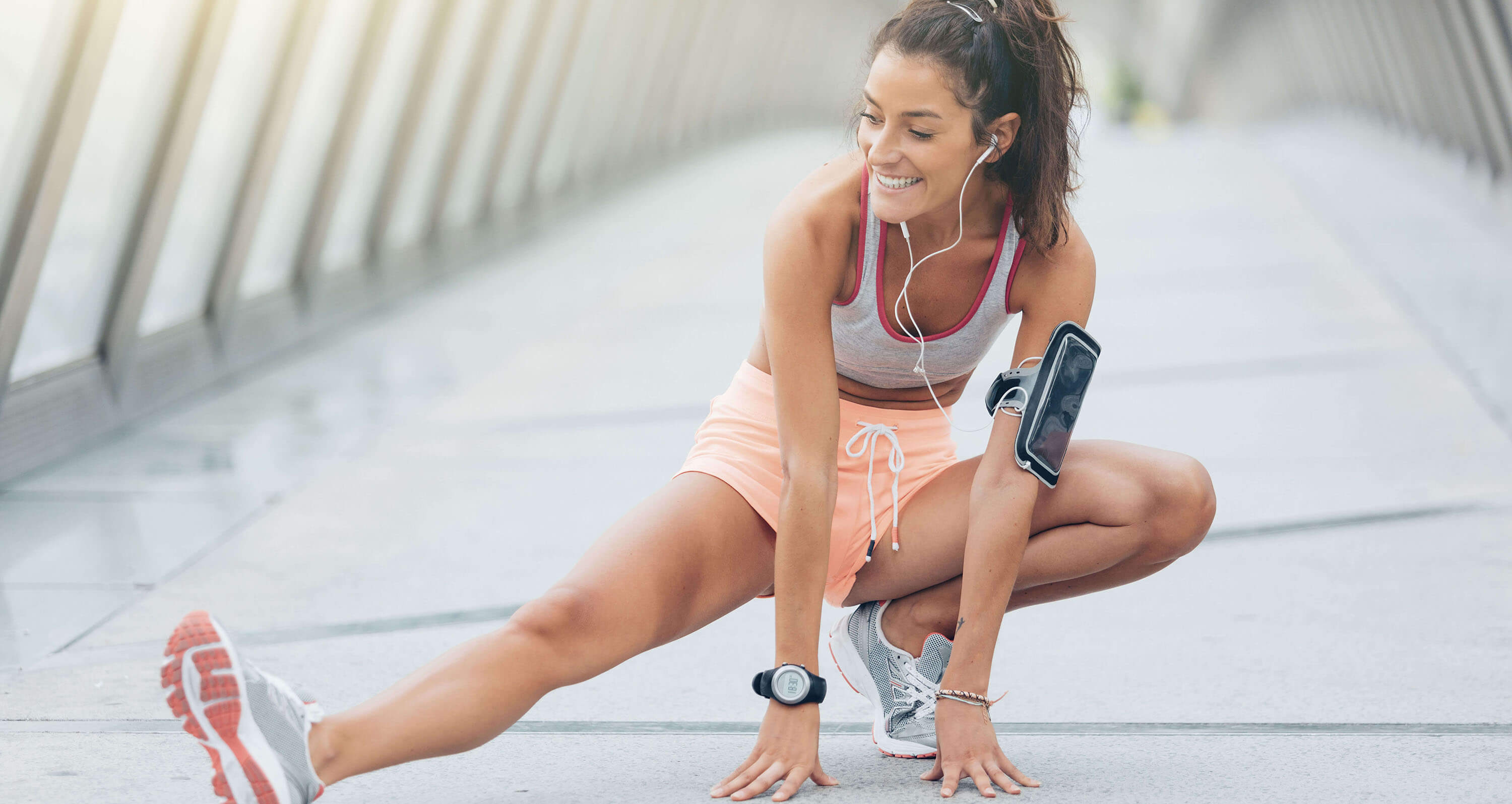 Sportliche Frau beim Stretching