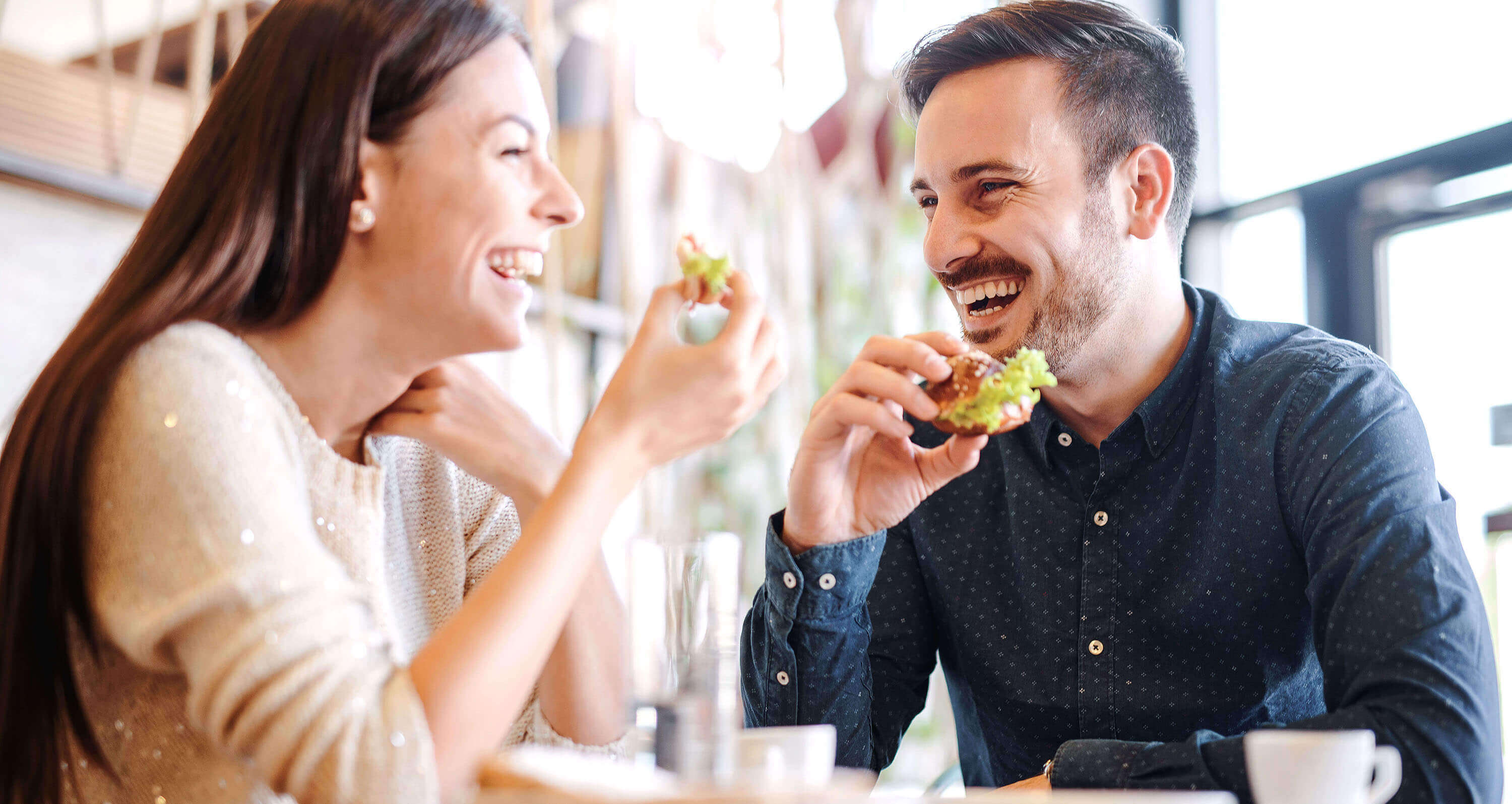 Lachende Personen beim Essen