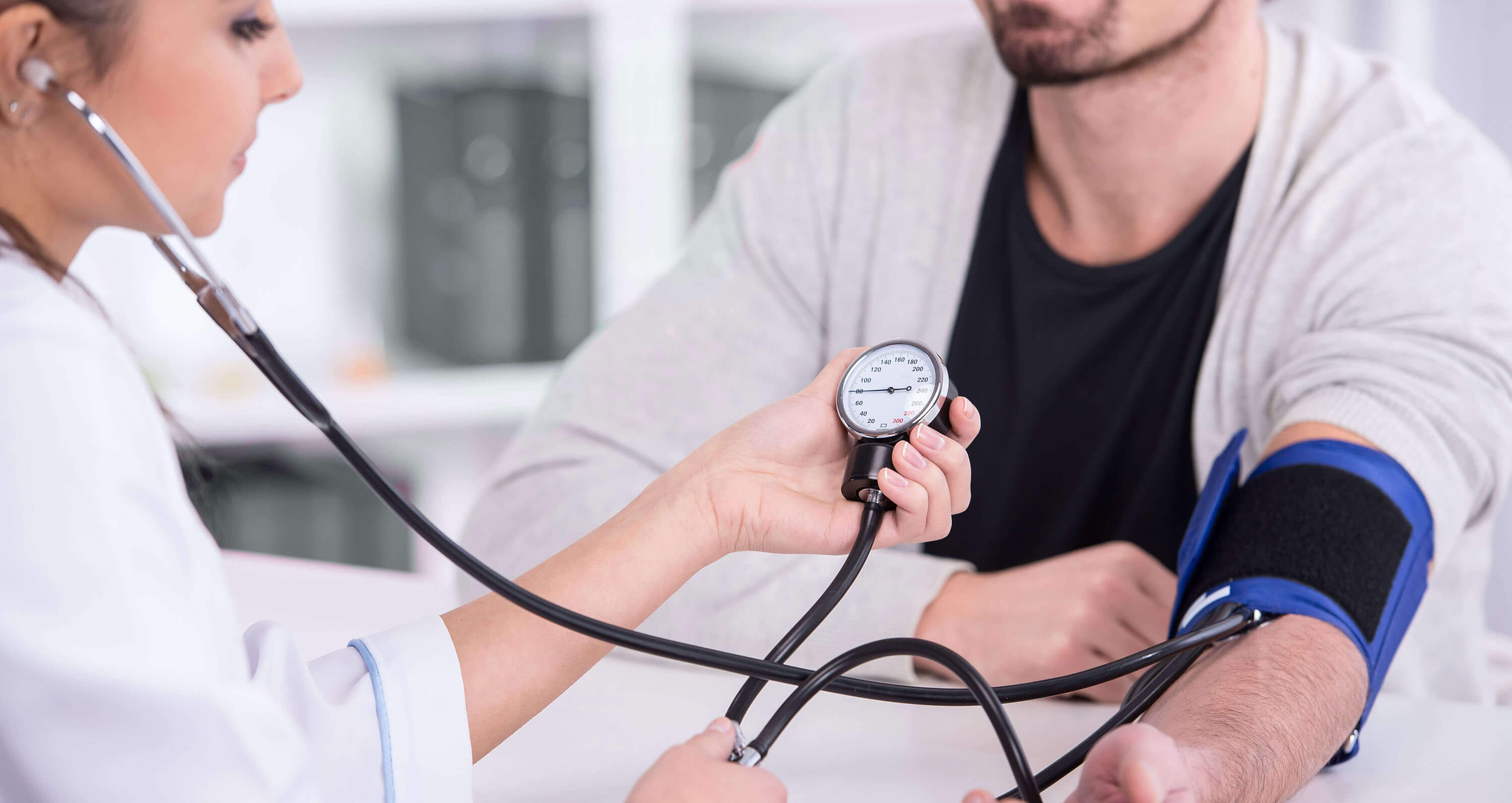 Frau misst Blutdruck