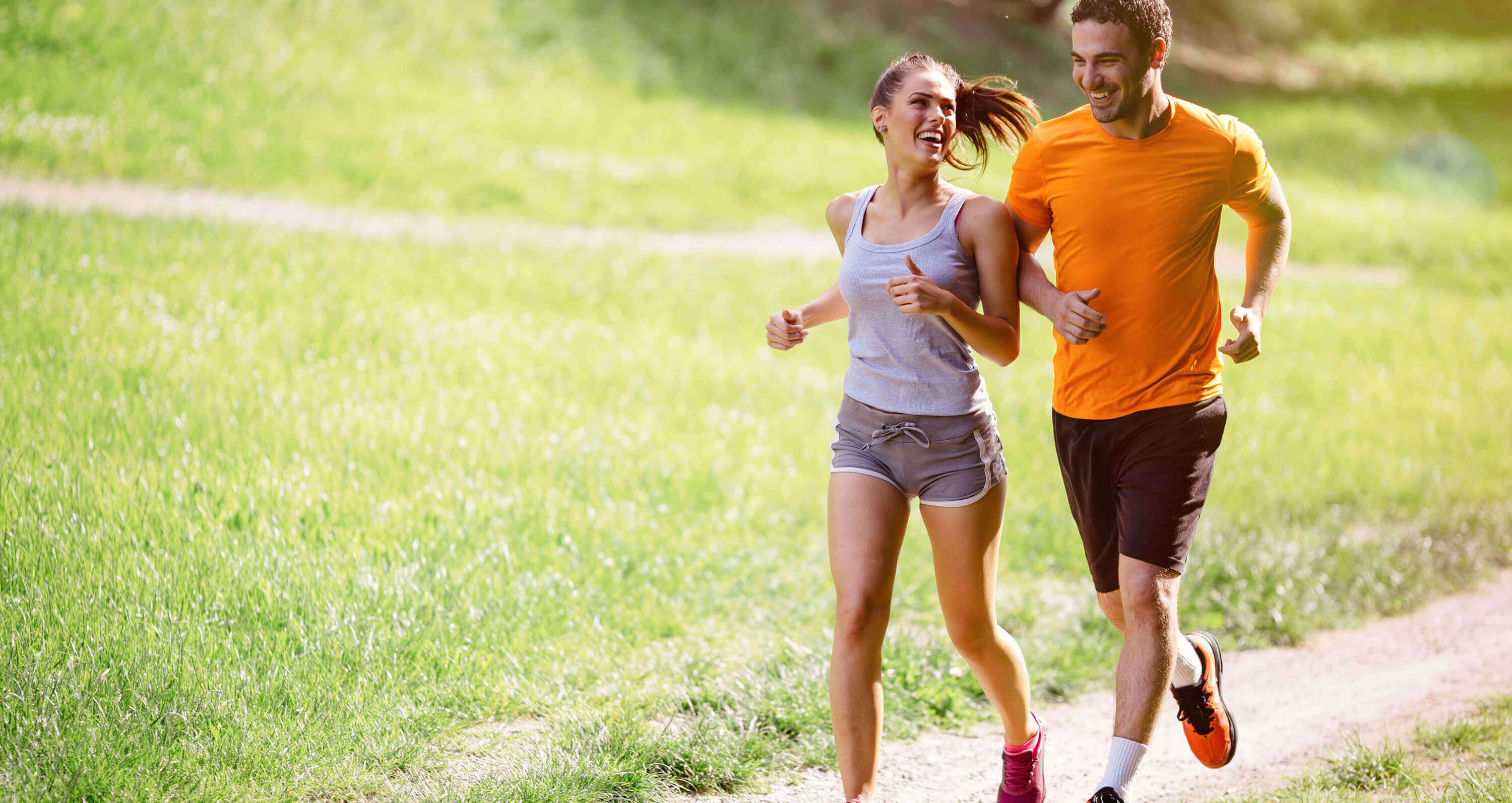 Frau und Mann joggen in der Natur