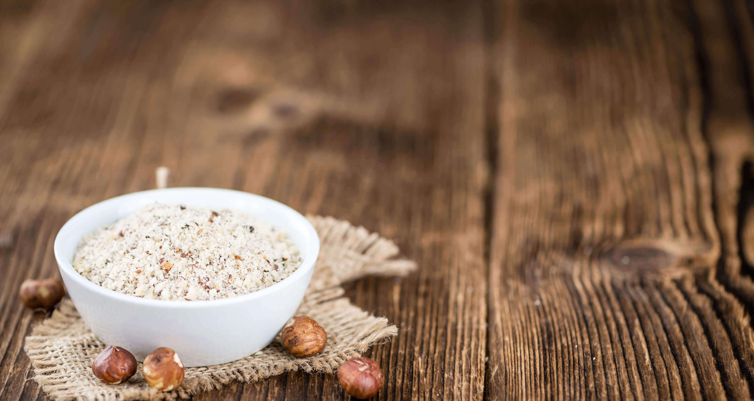 Schüssel mit gemahlenen Haselnüssen