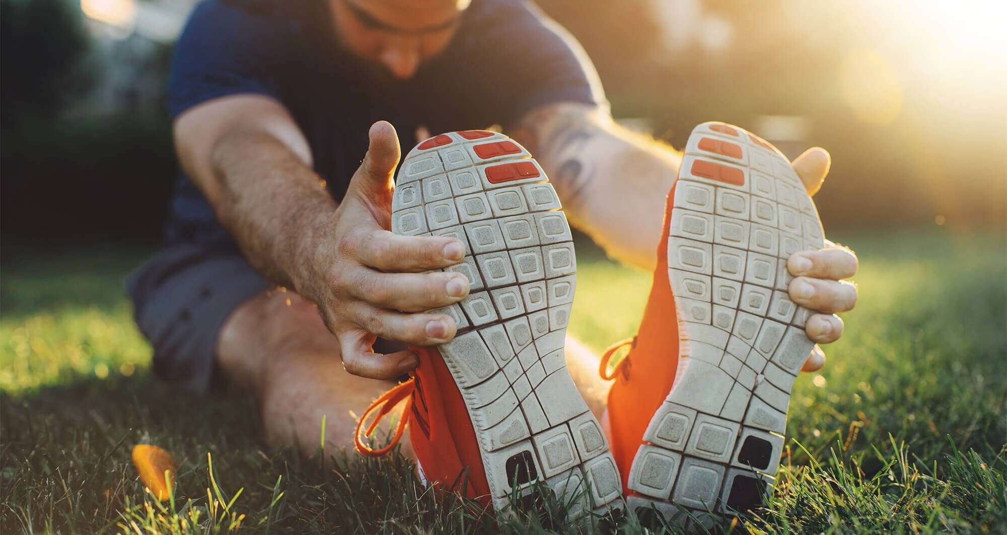 Mann beim Stretching