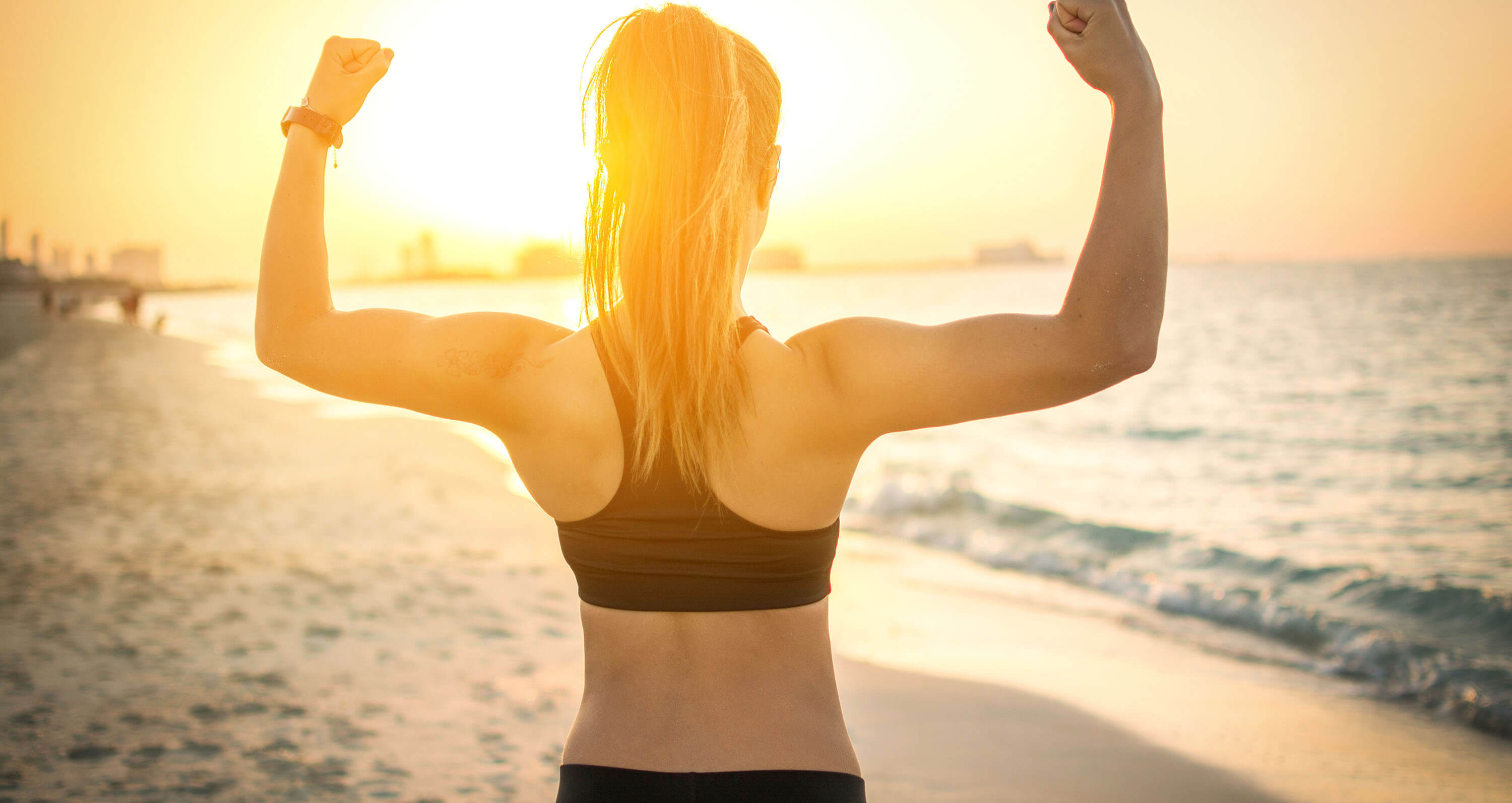 Sportliche Frau am Strand