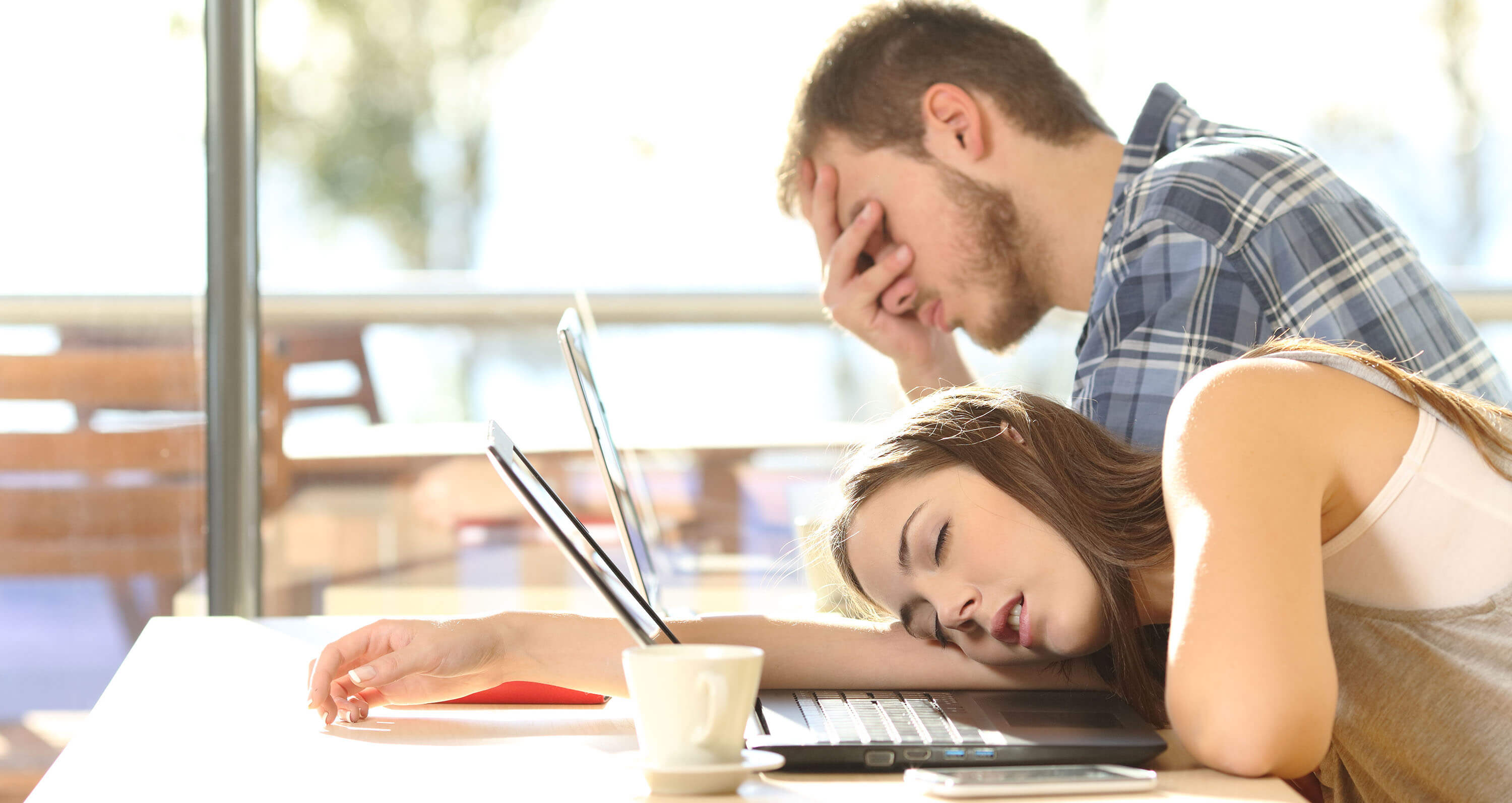 Müde Menschen an einem Tisch