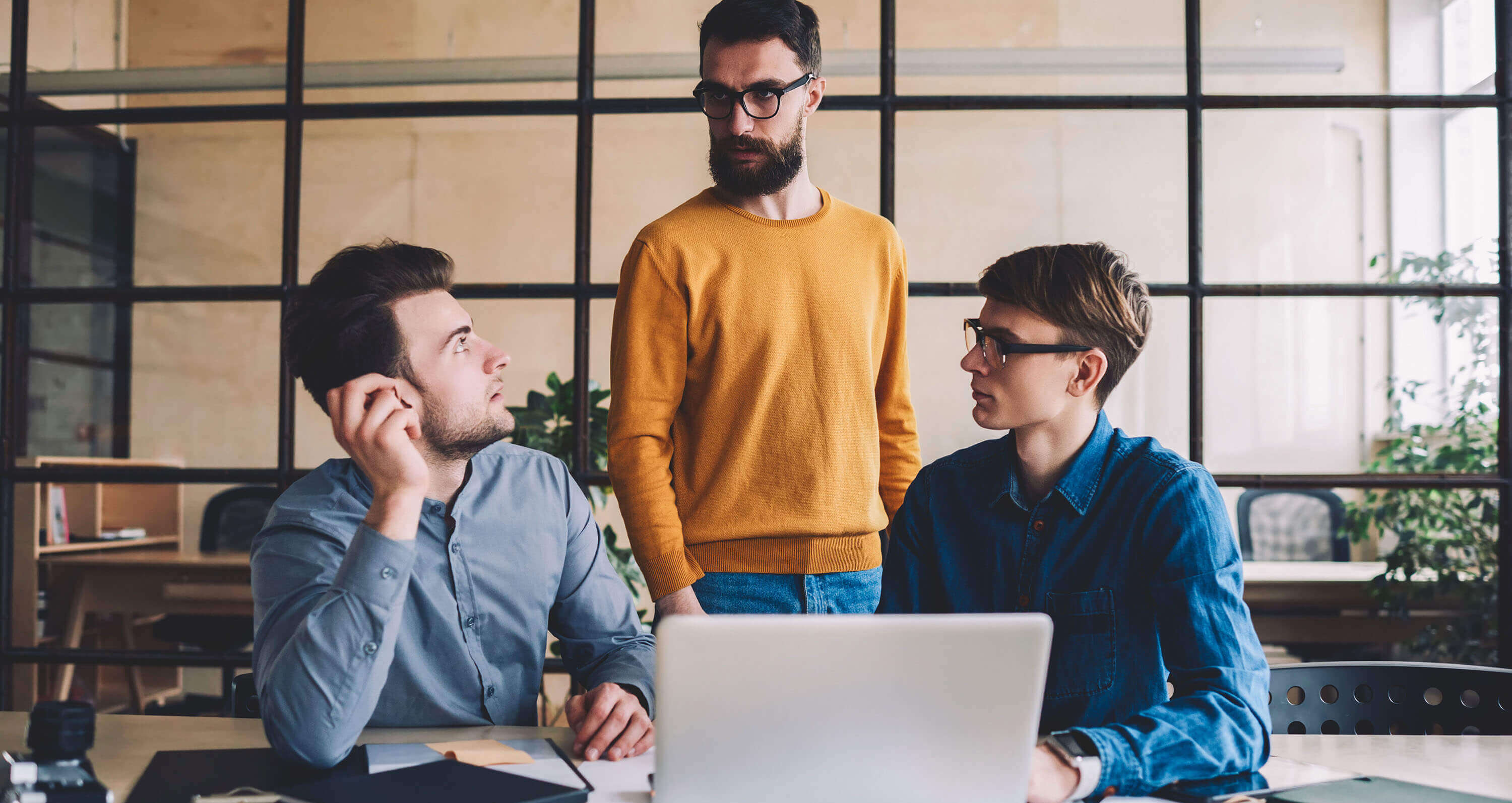 Drei junge Männer im Büro