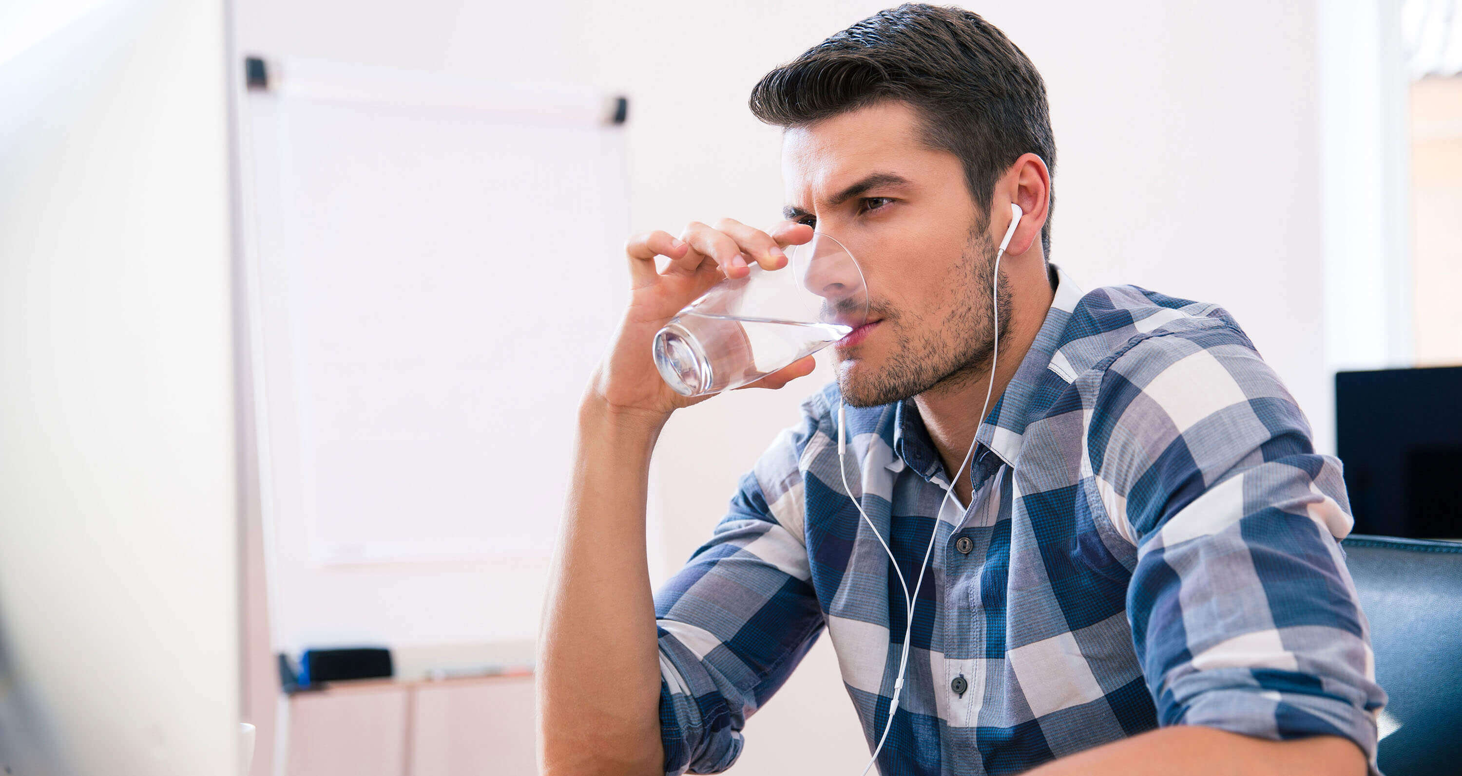 Mann trinkt Mineralwasser mit Magnesium