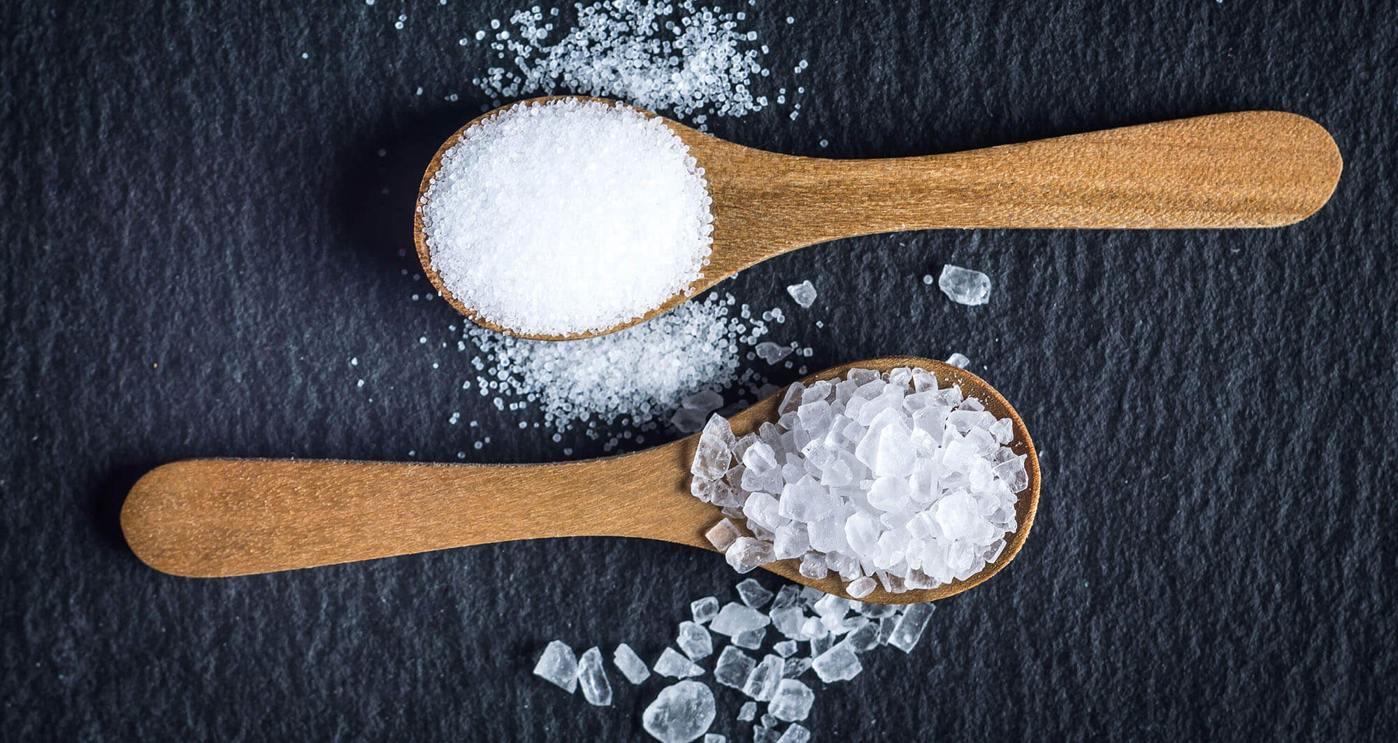 Natriumchlorid auf Holzlöffeln