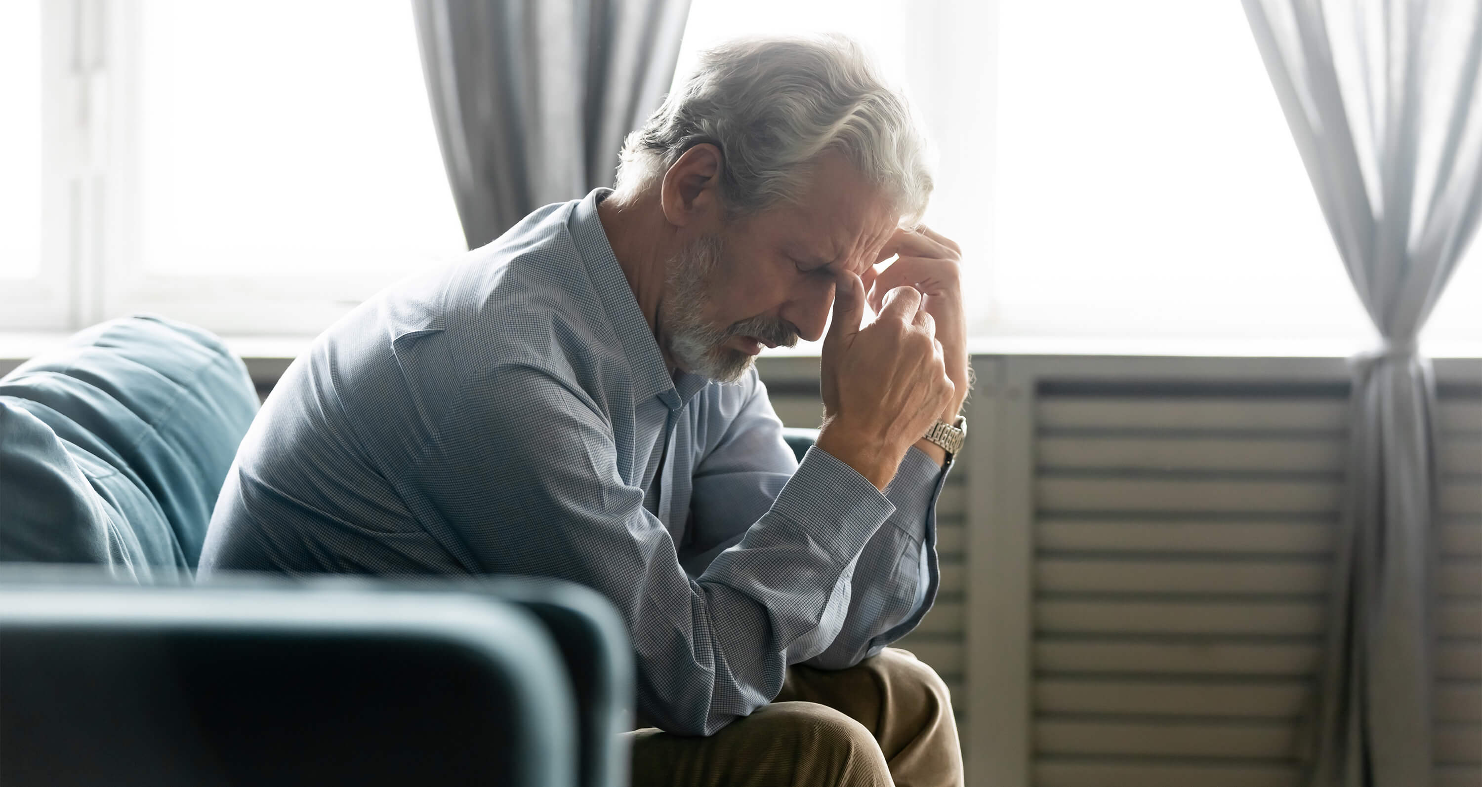 Senior mit Kopfschmerzen