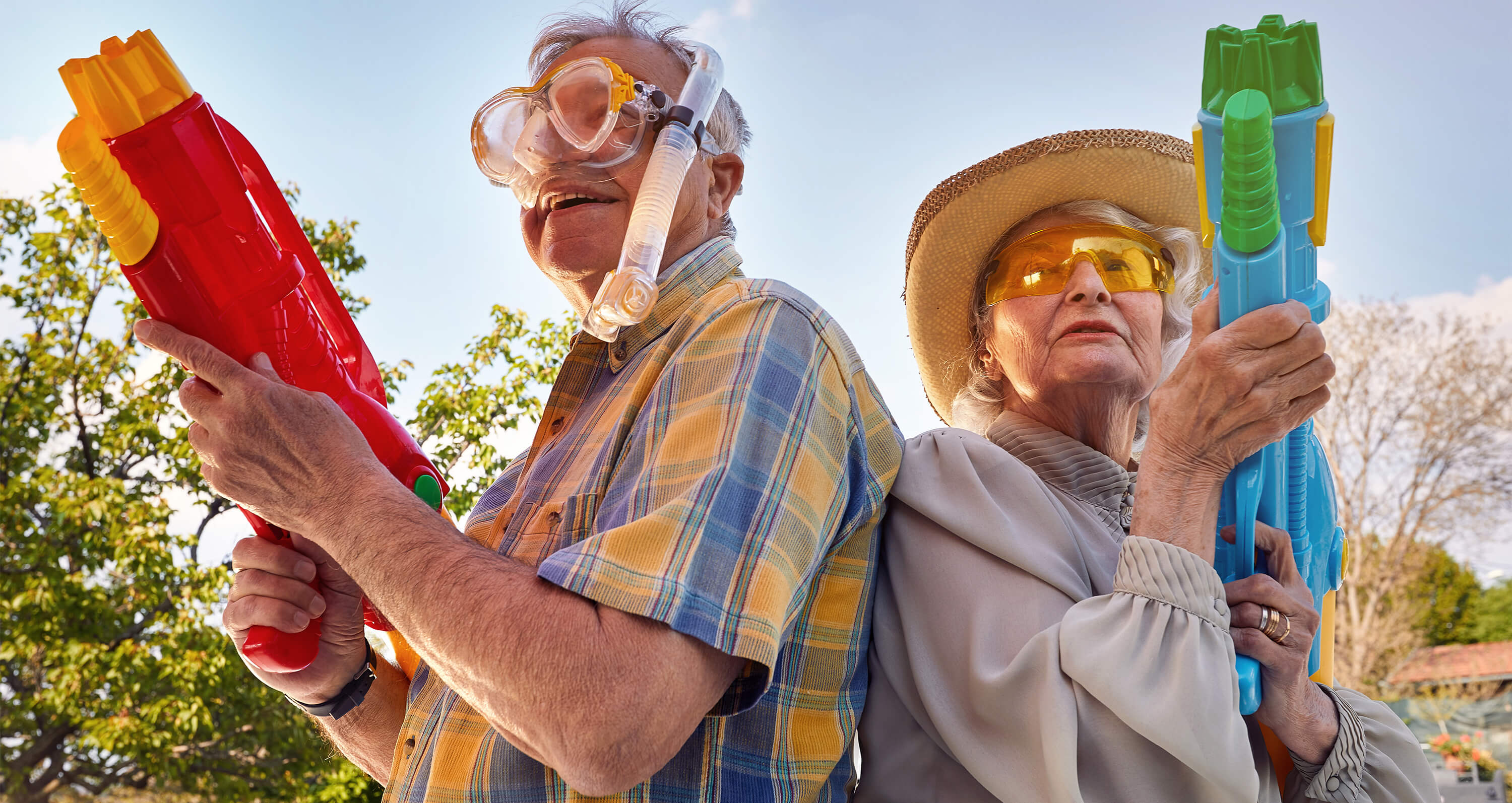 Senioren mit bunten Wasserpistolen