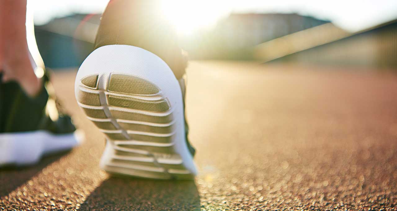 Turnschuhe auf Tartanbahn