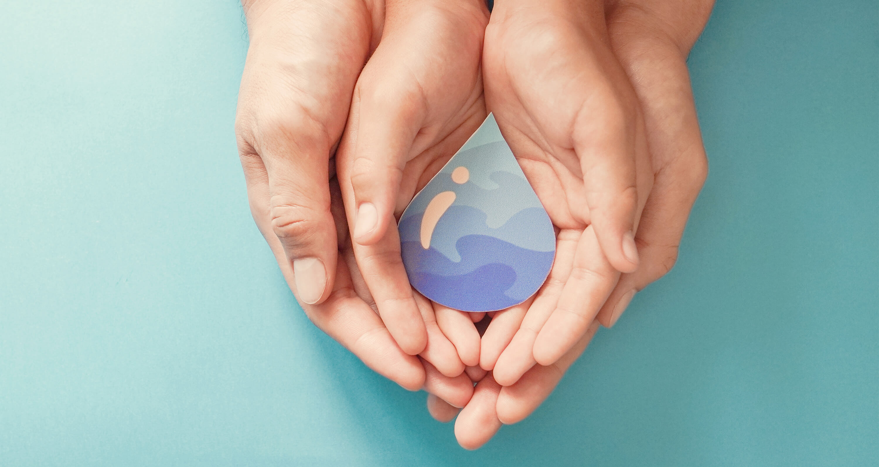 Zwei Hände mir Wassertropfen in der Hand