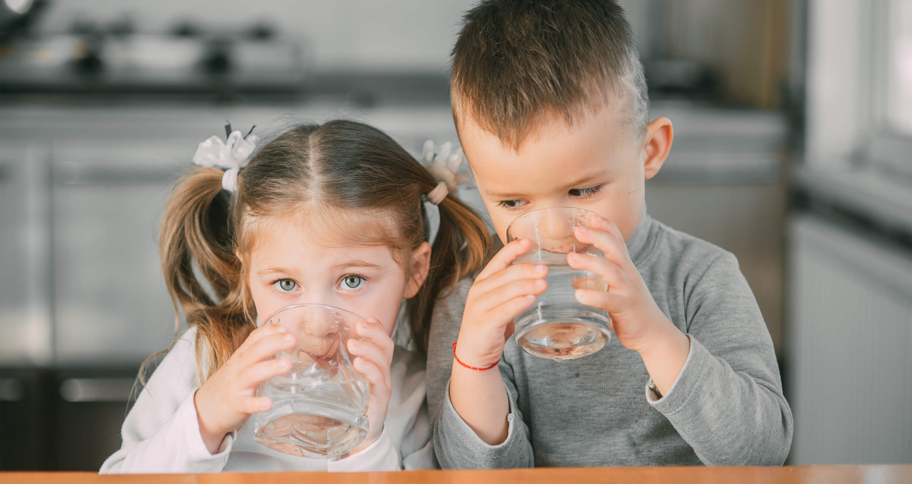 Rothaarige Frau mit blauer Jeansbluse