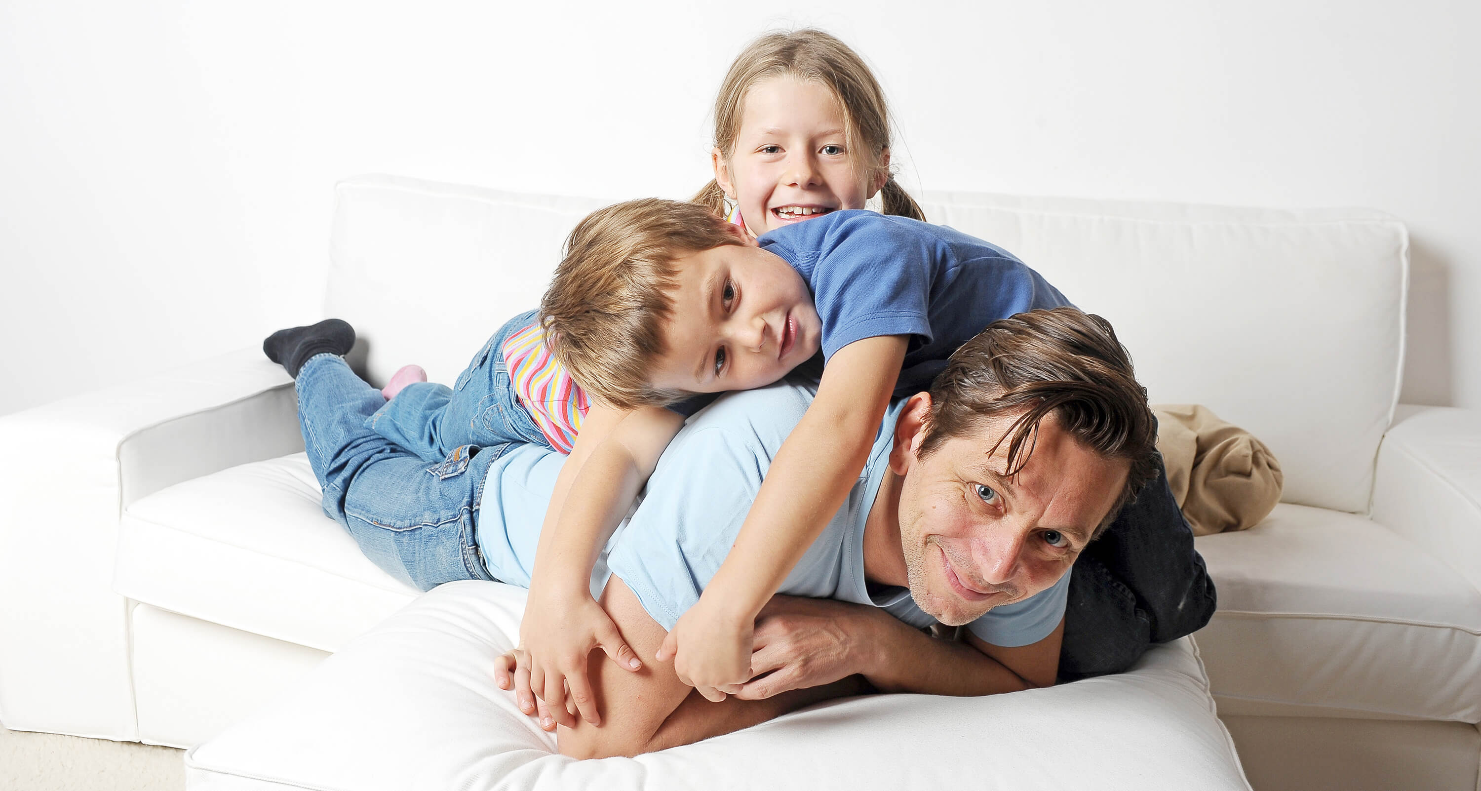 Kinder und Vater auf der Couch