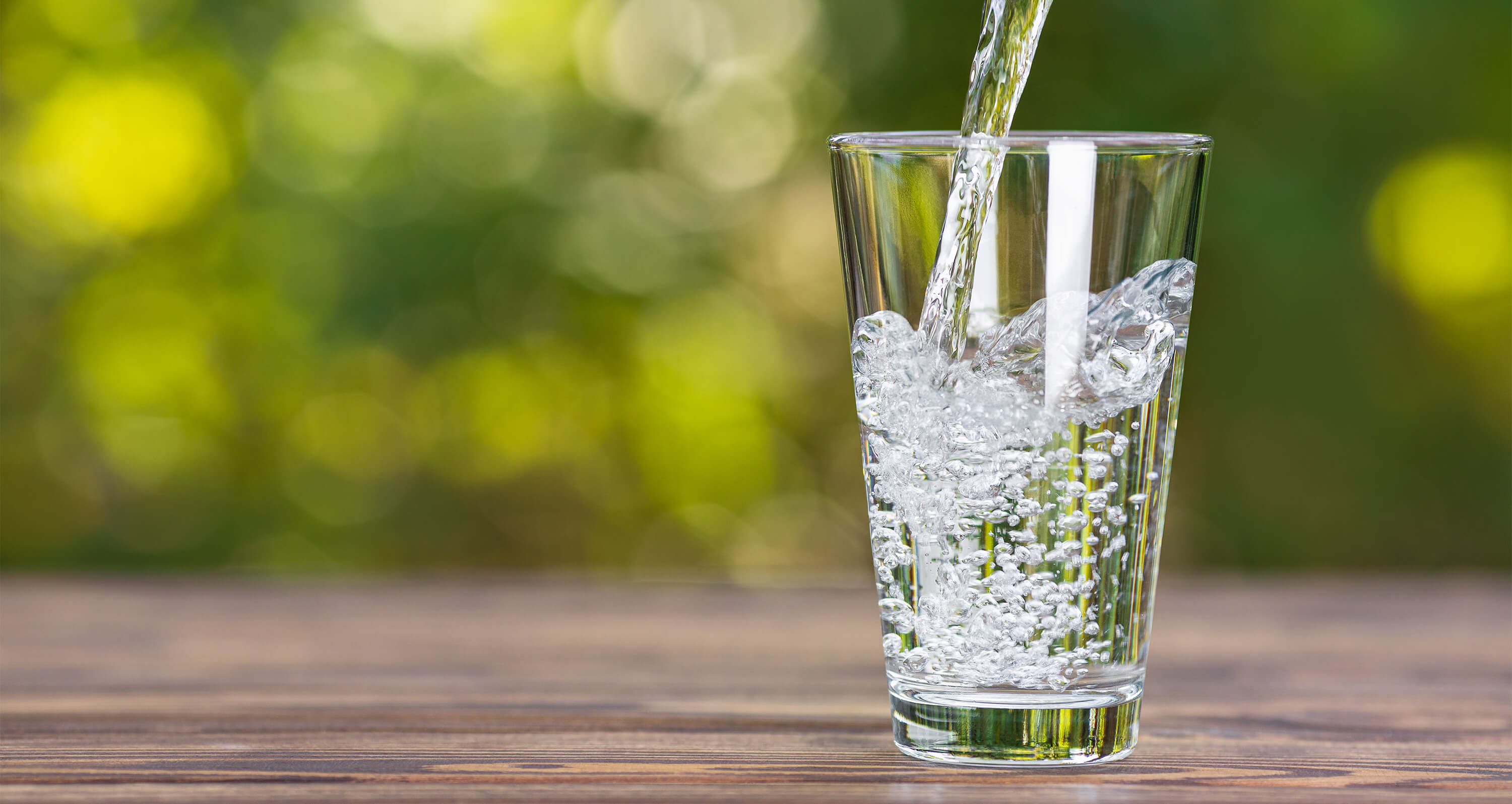 Glas mit Mineralwasser