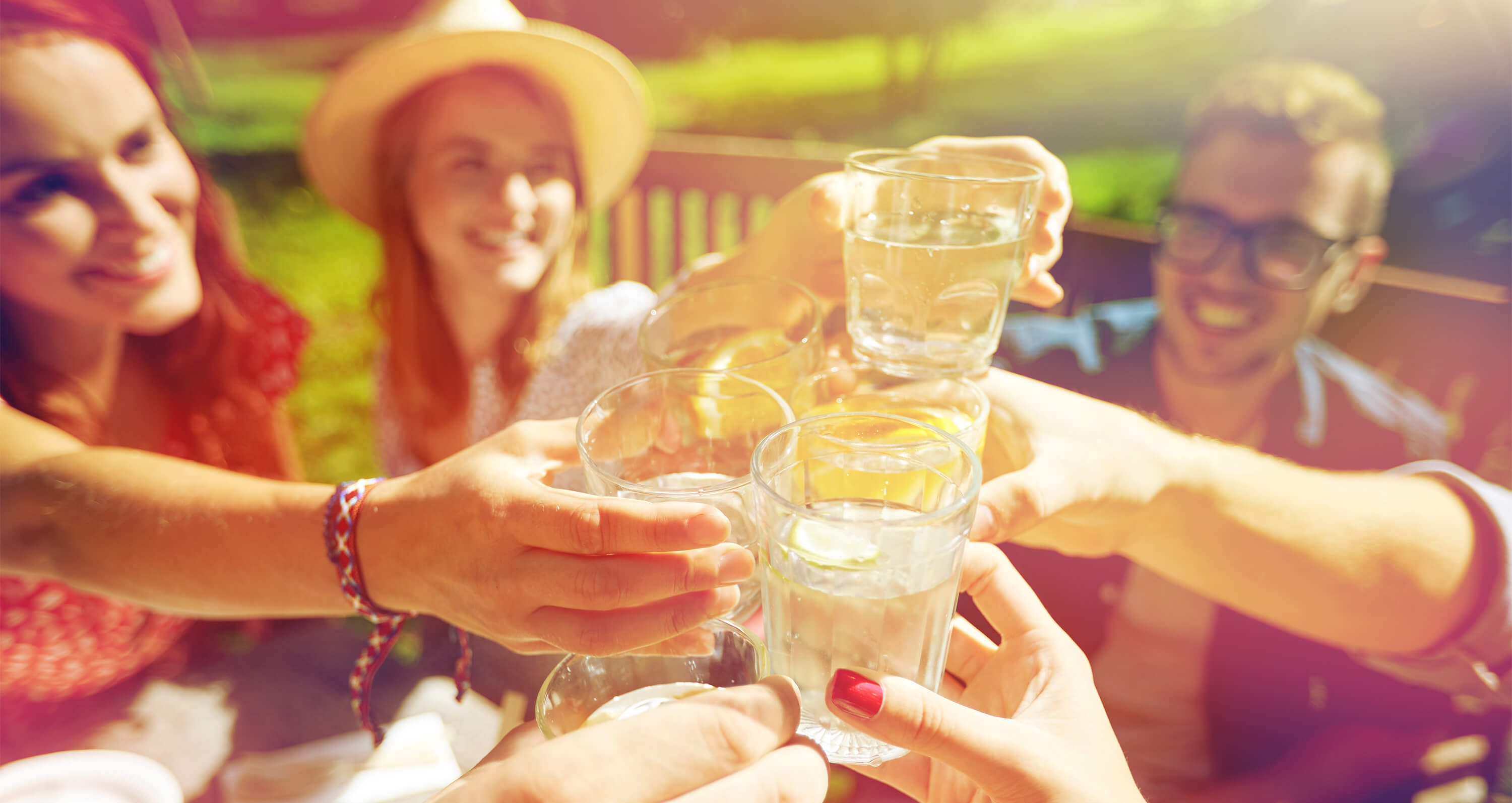 Junge Menschen stoßen mit Gläsern an