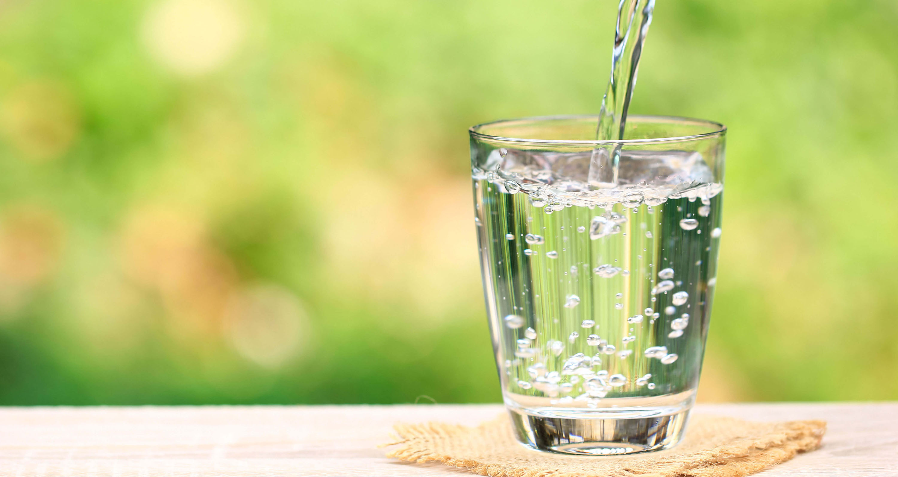 Glas mit Mineralwasser